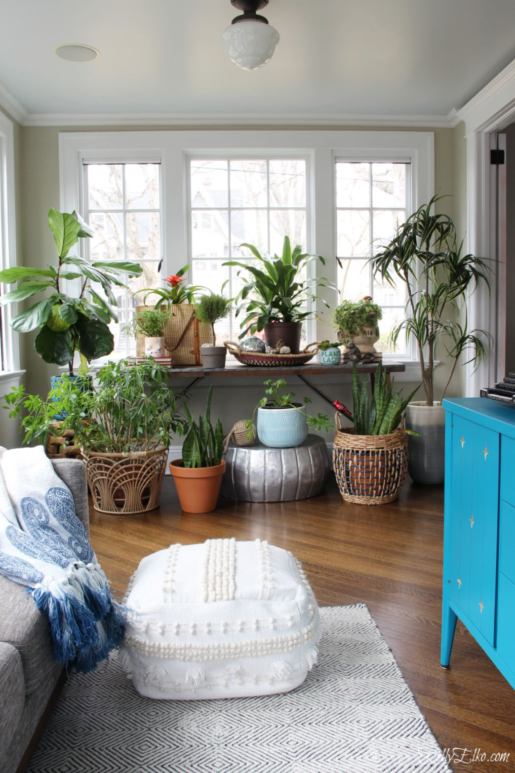 Plant Lady Sunroom - love this light filled room with houseplants, baskets, planters and vintage finds kellyelko.com #plants #houseplants #sunroom #jungalow #jungalowstyle #bohostyle #bohodecor #interiordesign #planters #vintagedecor #plantlady #eclecticdecor #kellyelko