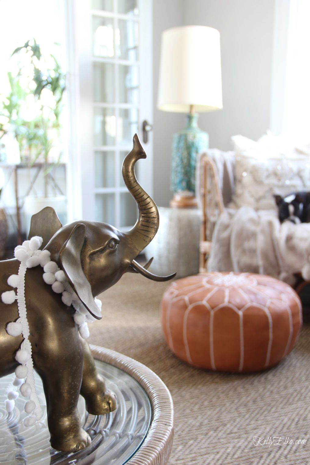 Vintage brass elephant in an eclectic living room kellyelko.com #vintagedecor #thriftedecor #vintagebrass #elephant 