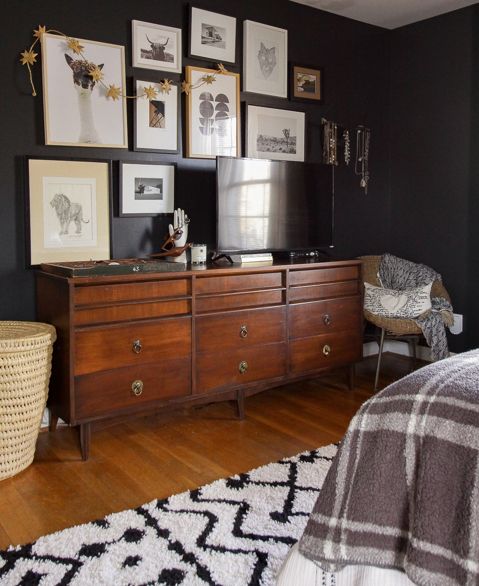 Love this TV gallery wall and black paint 