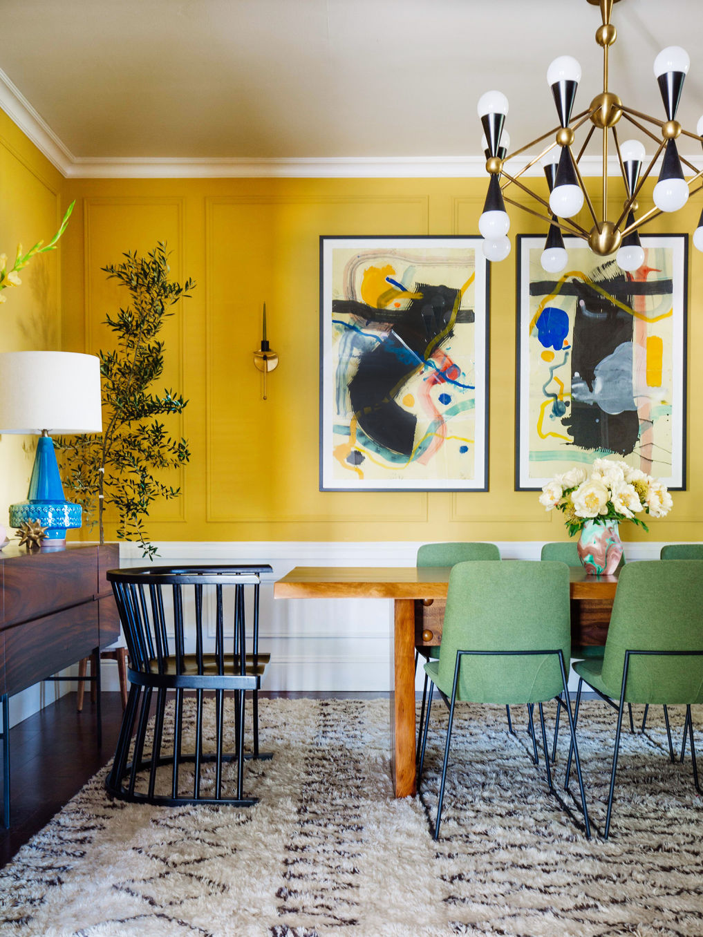 Color lovers! Love the yellow walls in this vintage modern dining room #diningroomdecor #diningroom #bohodecor #vintagemodern #lighting #chandelier 