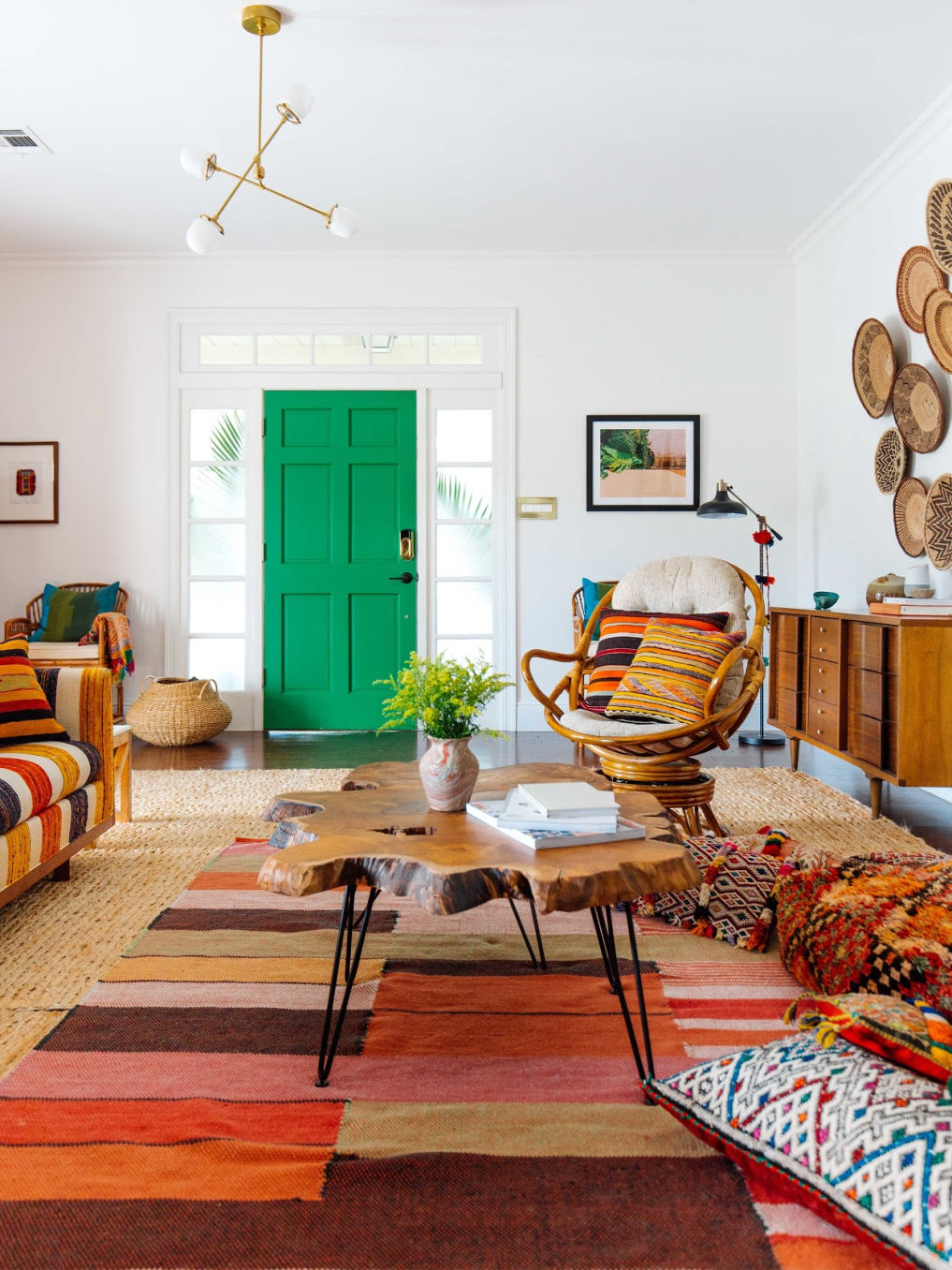 Colorful eclectic home tour of Old Brand New kellyelko.com #eclecticdecor #bohodecor #hometour #housetour #decor #midcentury #midcenturymodern #rattan #green 