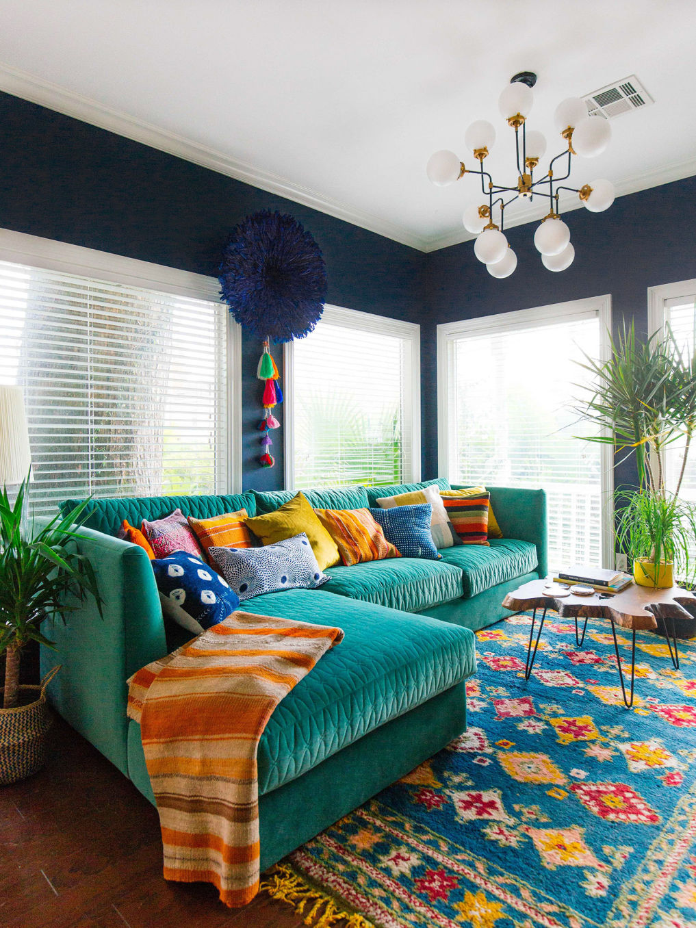 Navy blue walls and a green velvet sofa make this small room such a cozy space #blue #navyblue #naval #bohodecor #eclecticdecor #cozydecor #cozy #colorful #colorlover #bohodecor #vintagemodern #sunroom