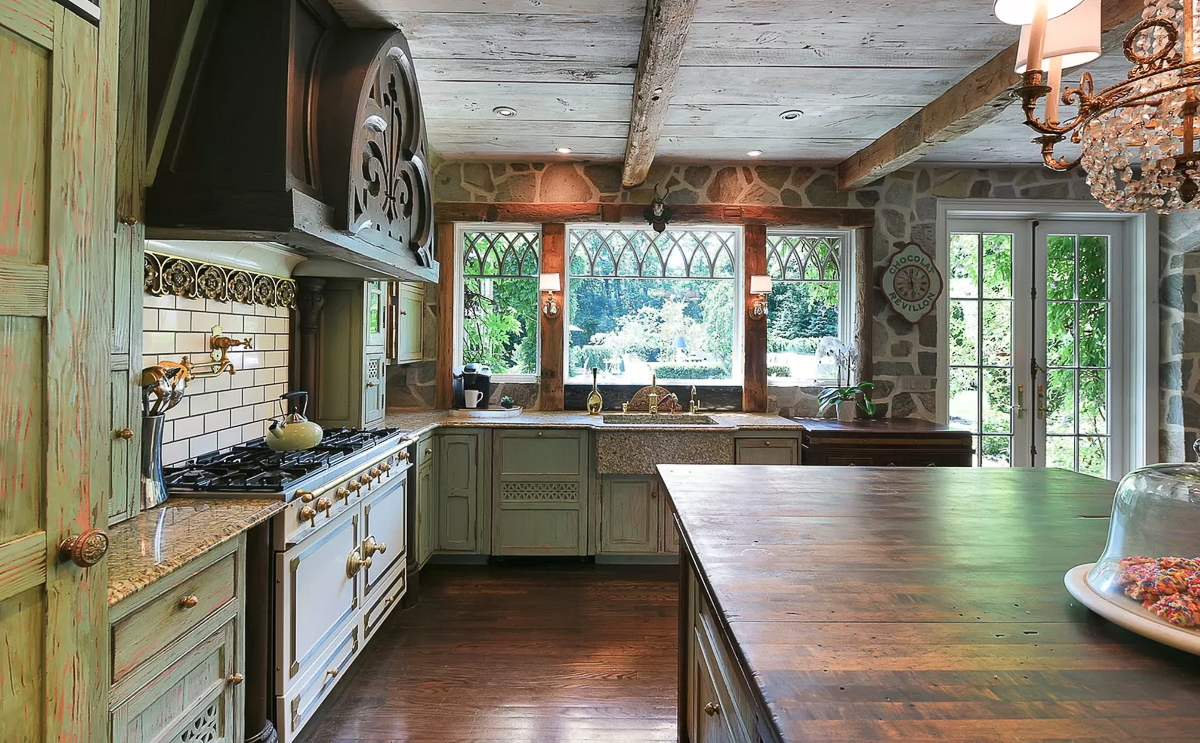 Old world kitchen with exposed beams #kitchen #countrykitchen #vintagekitchen #greenkitchen #kitchen #rustickitchen #woodbeams 