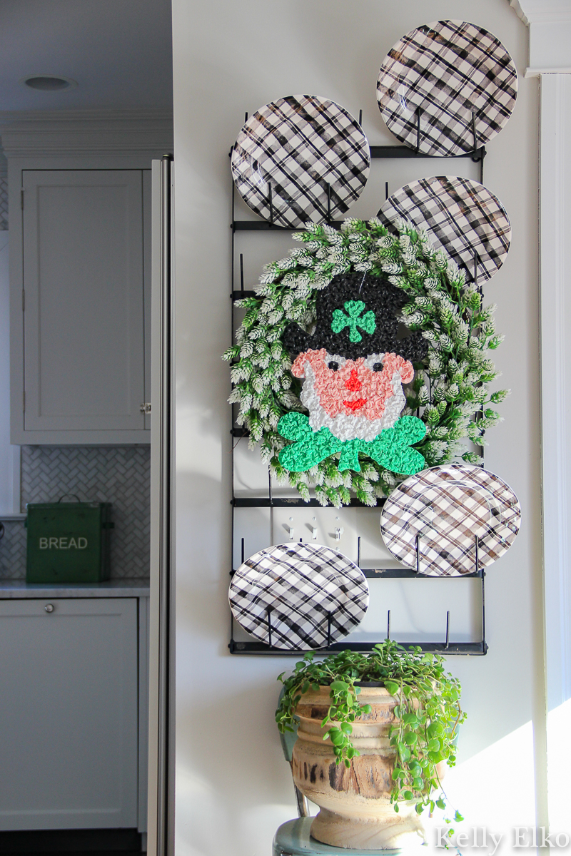 How fun is this vintage melted popcorn Leprechaun wreath for St Patrick's Day kellyelko.com #stpatricksday #stpaddysday #leprechaun #vintagedecor #vintage #wreath #diywreath #kitchendecor #plaid #farmhousekitchen #kellyelko