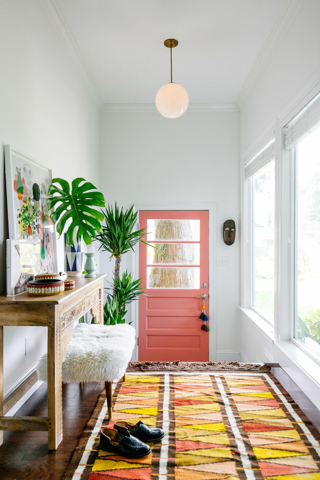 Mudroom with pink door #bohodecor #pink #pinkpaint #pinkdoor #mudroomdecor #mudroom #vintagedecor #eclecticdecor 