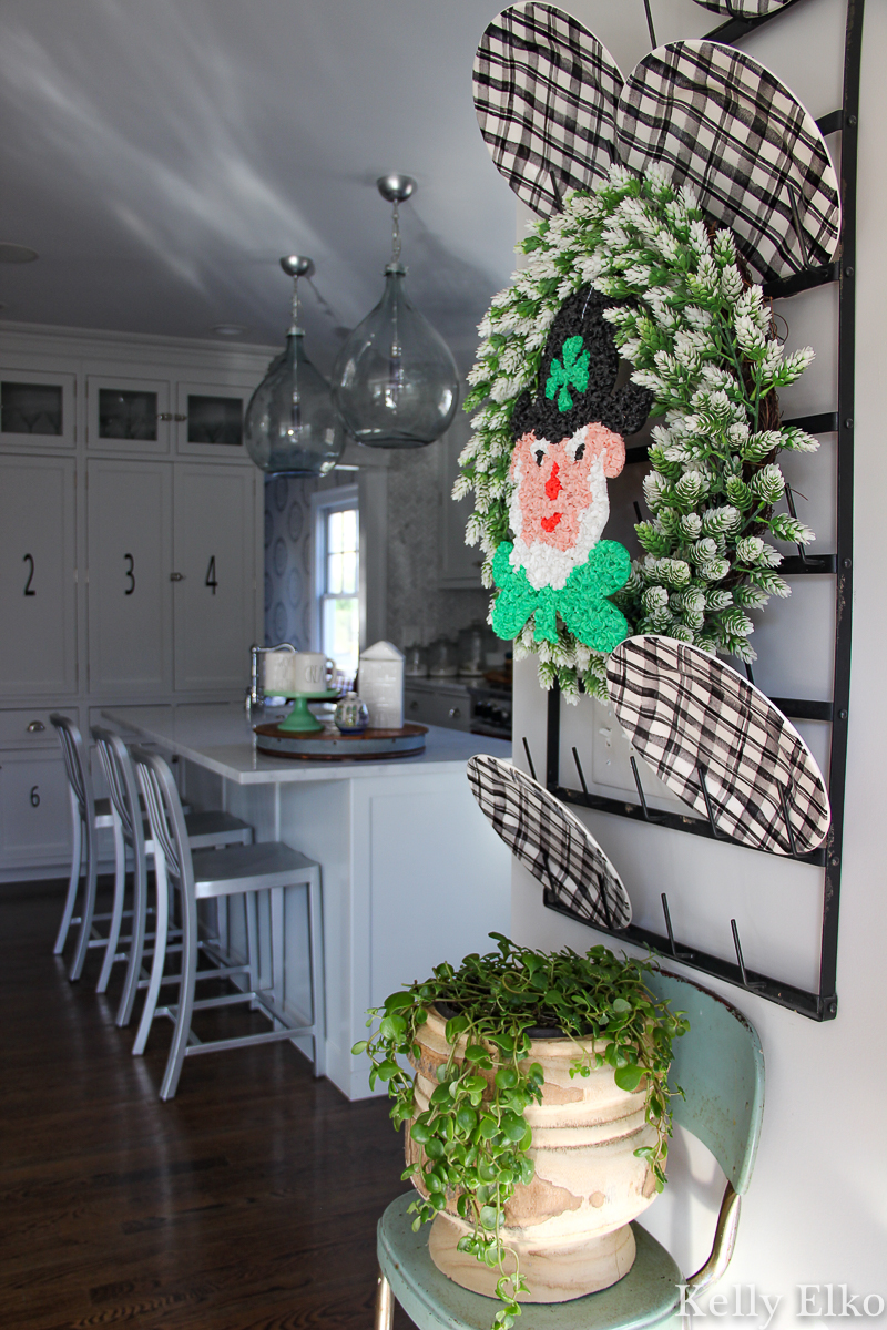 Love this cute Leprechaun wreath for St. Patrick's Day kellyelko.com #farmhousedecor #leprechaun #stpatricksday #stpaddysday #stpatricksdecor #whitekitchen #kitchen #plaid 