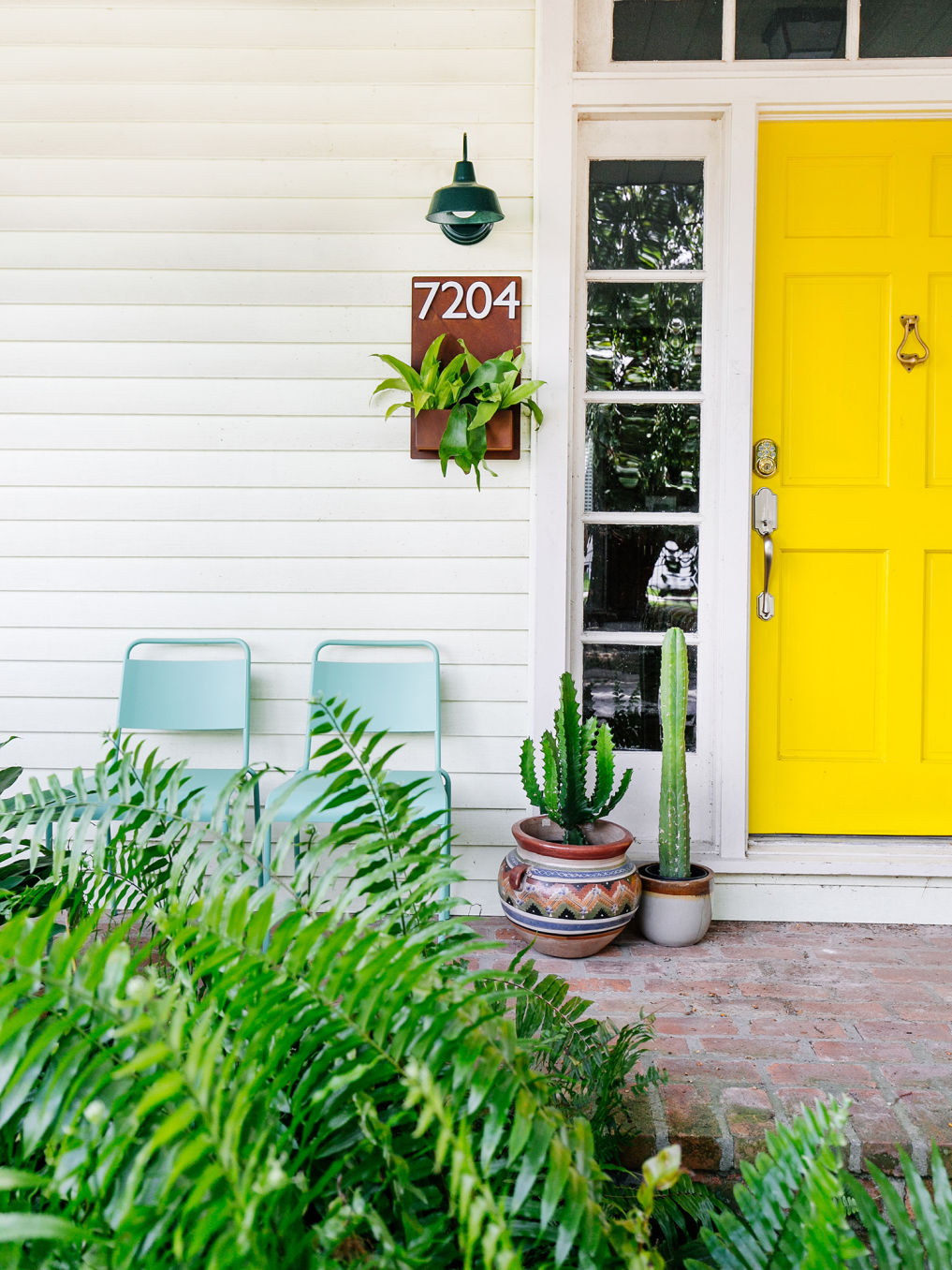 Tour this colorful home with a yellow front door #yellow #porch #homdecor #moderndecor #vintagemodern #frontdoor 