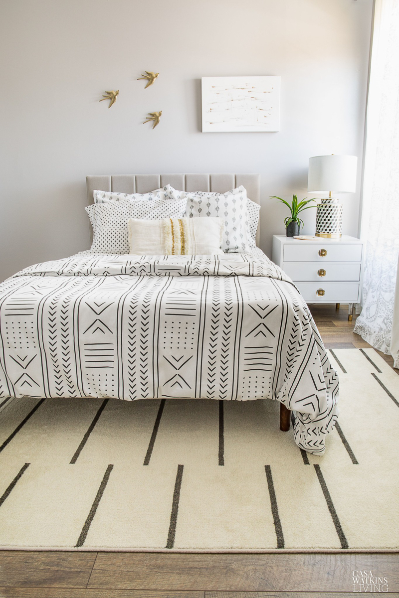 Neutral bedroom in black and white #bedroom #bedroomdecor #bohodecor #blackwhitedecor 