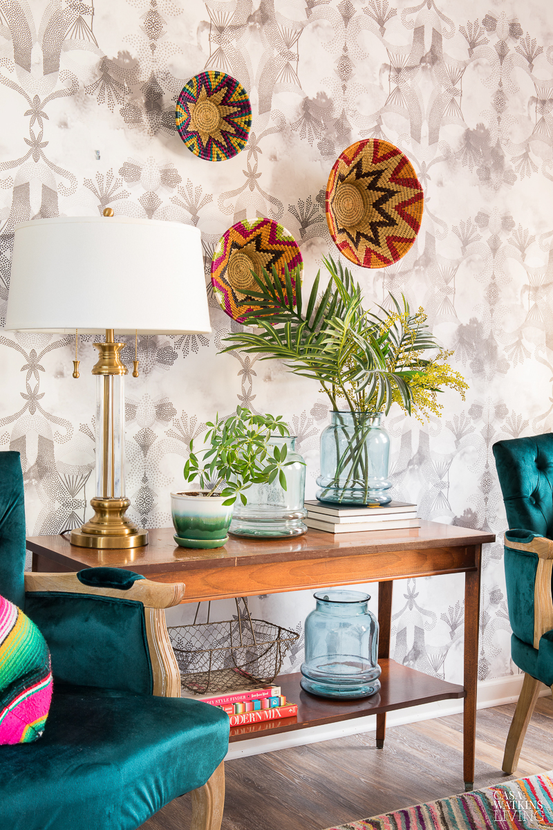 Beautiful gray and white wallpaper is the perfect backdrop for a colorful basket wall #wallpaper #baskets #basketwall #bohodecor #eclecticdecor #vintagedecor 