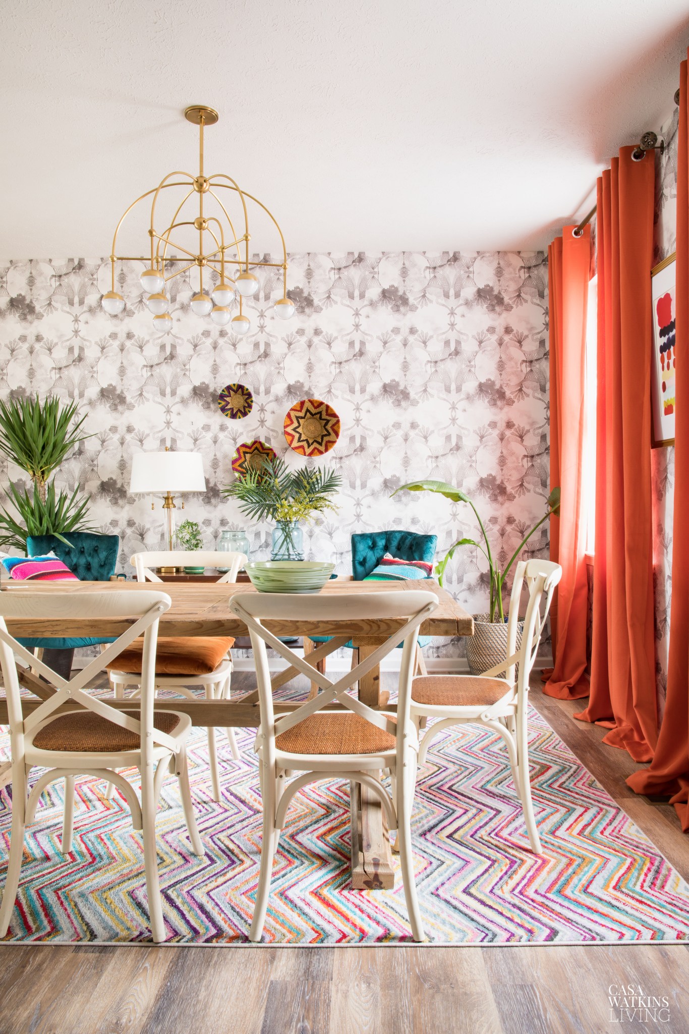 Eclectic boho colorful dining room #diningroom #diningroomdecor #eclecticdecor #colorlovers #colorfuldecor #wallpaper #diningroomfurniture #lighting 