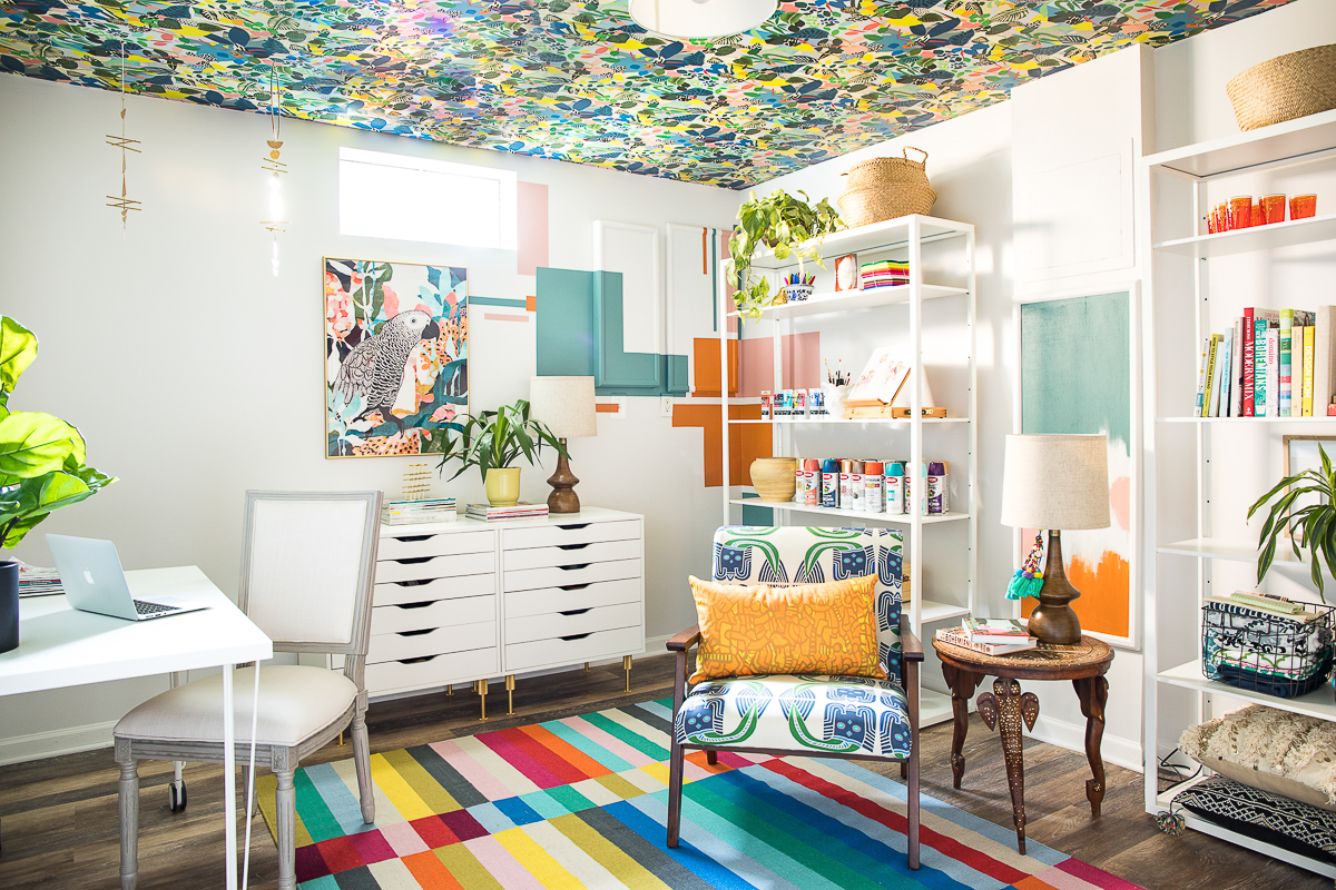 Colorful home office with vibrant wallpaper ceiling! See how to hang wallpaper on a ceiling by yourself #homeoffice #officedecor #colorfuldecor #wallpaper #colorlovers #bohodecor #diydecor 