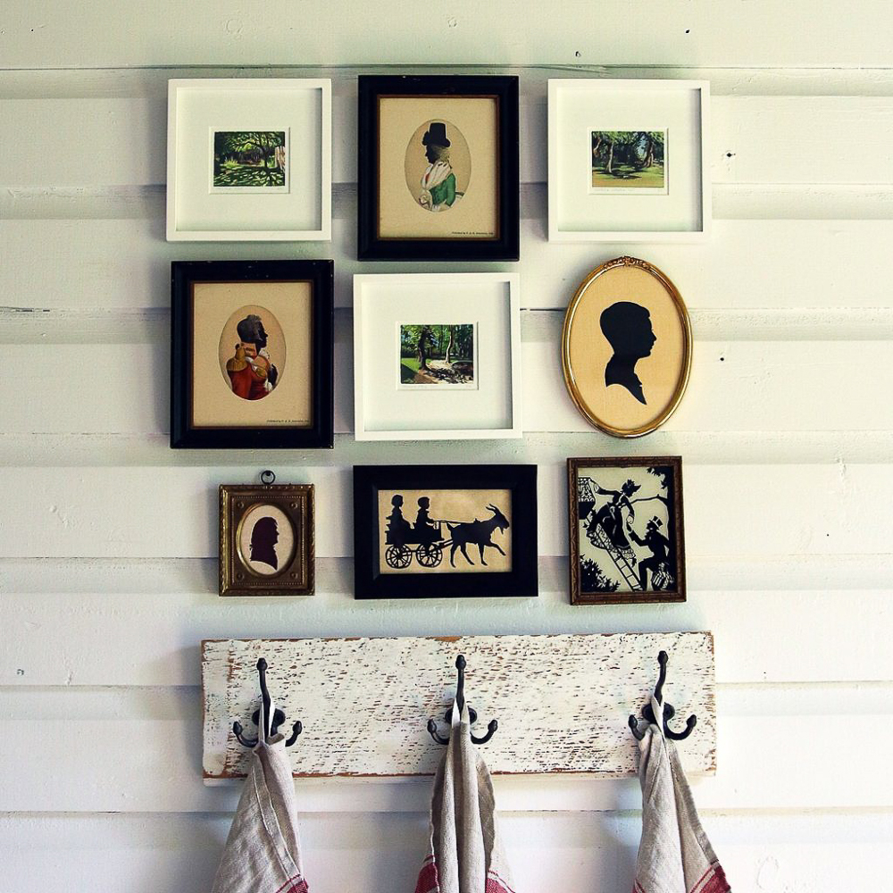 Love the mix of antique and modern art in this gallery wall kellyelko.com #gallerywall #art #antique #vintagemodern #silhouette #farmhouse #farmhousedecor 