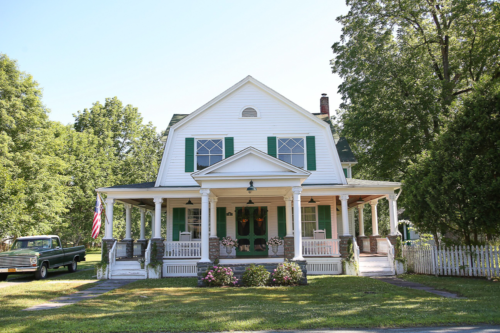 Eclectic Home Tour of The Farmhouse Project - this charming Dutch colonial farmhouse is filled with a unique mix of antique and modern, neutral and colorful decor. kellyelko.com #farmhouse #farm #farmhousedecor #farmhousestyle #fixerupper #fixerupperstyle #curbappeal #countryliving #porch #oldhouse #housetour #antiquehouse #antiques #interiordesign #interiordecor #decorate 