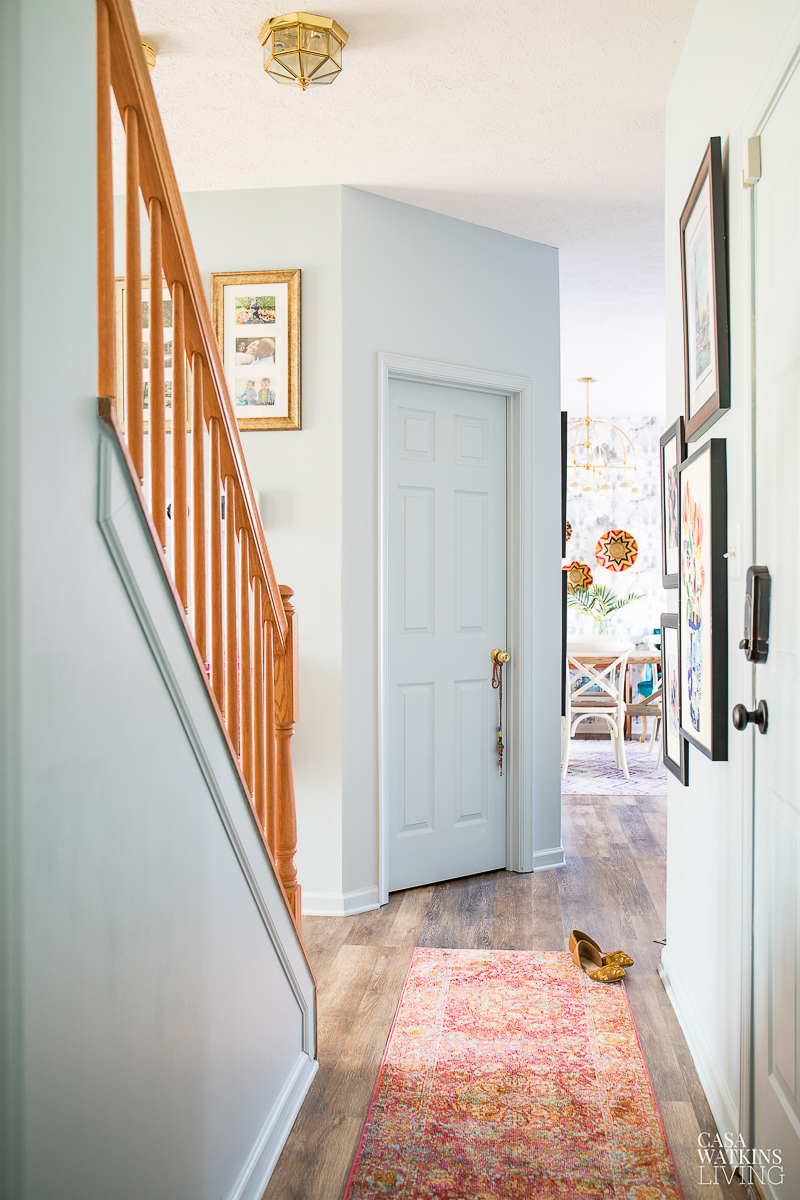 Paint walls, trim and doors same color for a uniform look #paint #foyer #paintcolors #diyideas 