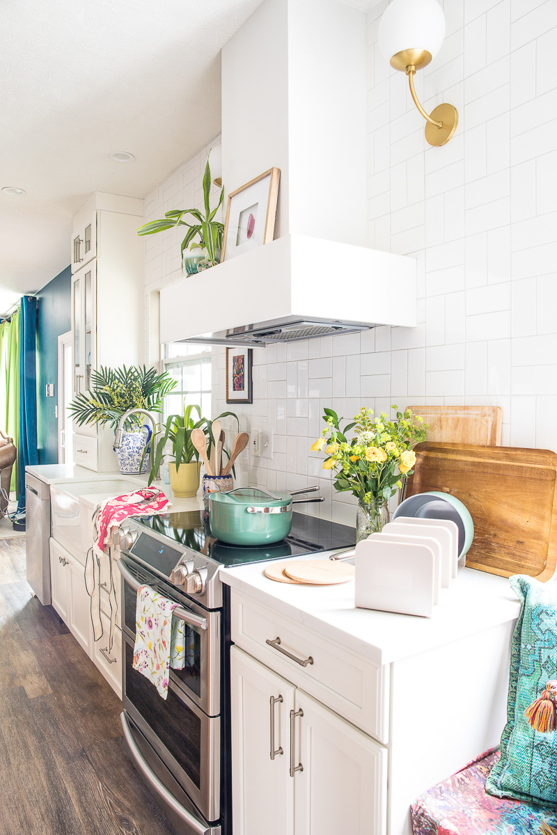 White kitchen with subway tile hung in a square pattern #kitchen #kitchentile #subwaytile #brass #whitekitchen 