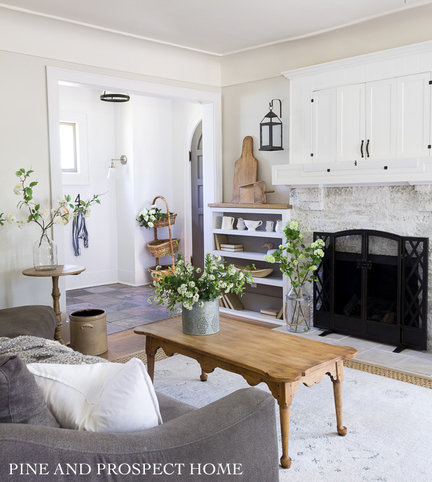 Love the cabinet over the fireplace that hides the TV #farmhousedecor #farmhouse #farmhousefamilyroom #neutraldecor 