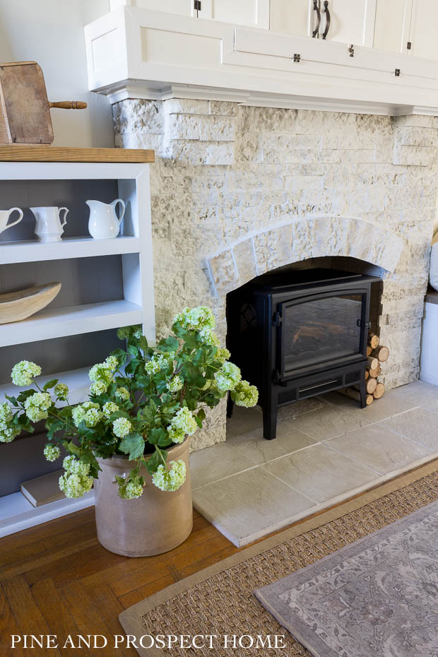 How to put Airstone on a fireplace for a farmhouse look #airstone #farmhousedecor #mantel #farmhousemantel #neutraldecor 