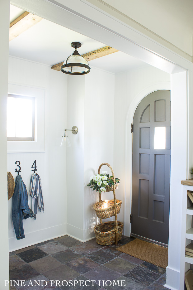 Love the arched front door in this charming cottage #frontdoor #foyer #entry #farmhousedecor #farmhouse #neutraldecor 