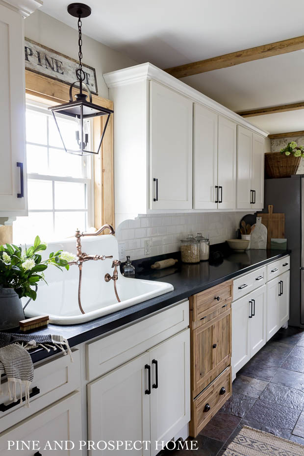 Farmhouse kitchen with a wood dishwasher panel #kitchendecor #farmhousekitchen #farmhousedecor #farmhouse #fixerupper #whitekitchen #kitchen #rusticdecor 