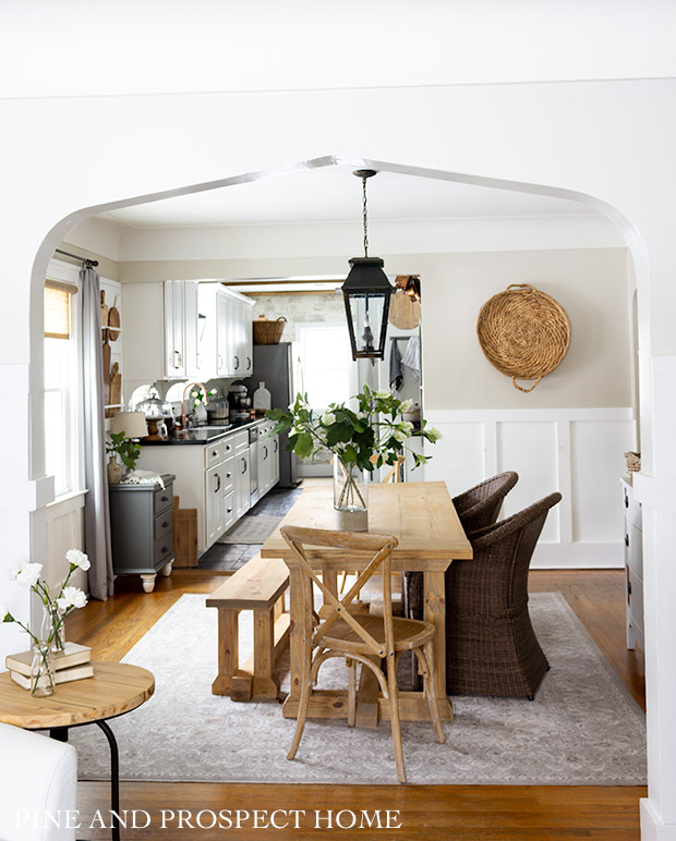 Farmhouse dining room with neutral decor and wicker #vintagedecor #wicker #neutraldecor #baskets #farmhousedecor #farmhousediningroom