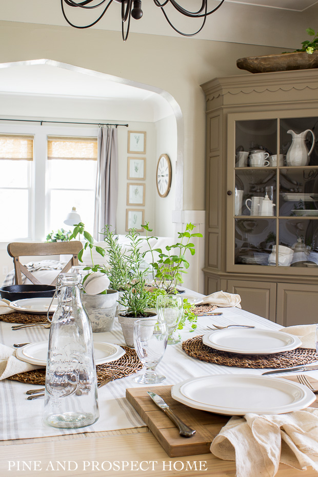 Farmhouse dining room with built in corner cabinet #diningroom #diningroomdecor #tablesetting #farmhousediningroom #farmhousedecor 