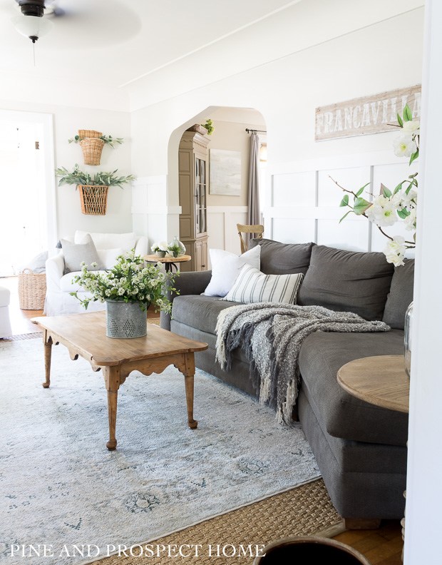 Cozy neutral farmhouse family room with vintage wood furniture #farmhousedecor #farmhouse #farmhousefamilyroom #familyroomdecor #vintagedecor #neutraldecor #farmhousedecor