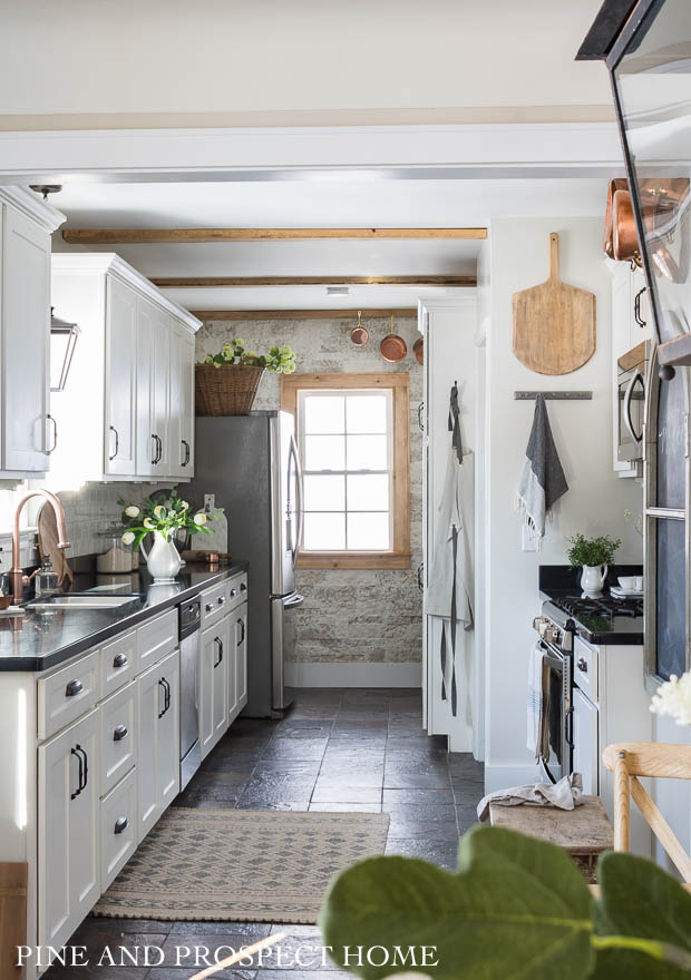 Eclectic Home Tour of Pine and Prospect Home - tons of DIY ideas in this charming 1930's fixer upper #hometour #housetour #fixerupper #fixerupperstyle #kitchen #kitchendecor #farmhouse #farmhousekitchen #farmhousestyle #airstone #whitekitchen 