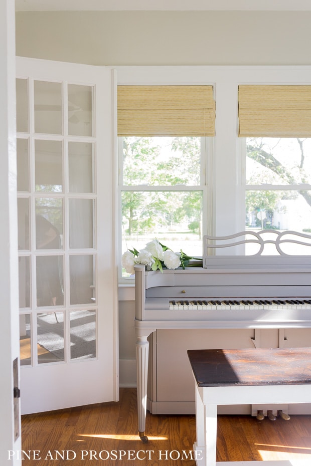 Paint an old piano with chalk paint #piano #chalkpaint #sunroom #diypaint #diyideas #vintagefurniture #vintagedecor