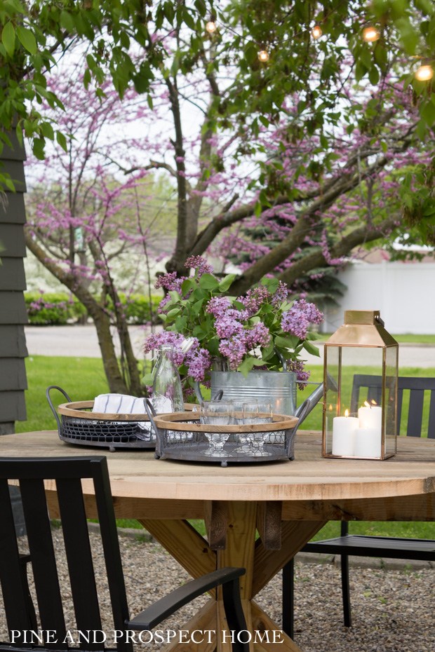 Beautiful outdoor table setting with lilacs #tablesetting #patiotable #patiofurniture #farmhousedecor #lilacs #springdecor 