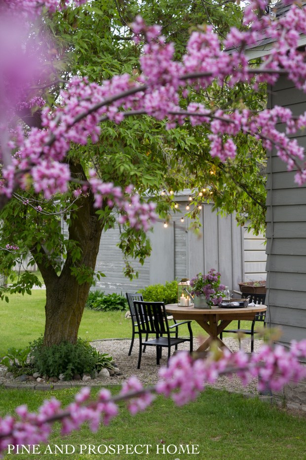 Beautiful outdoor table setting with lilacs #tablesetting #patiotable #patiofurniture #farmhousedecor #lilacs #springdecor 