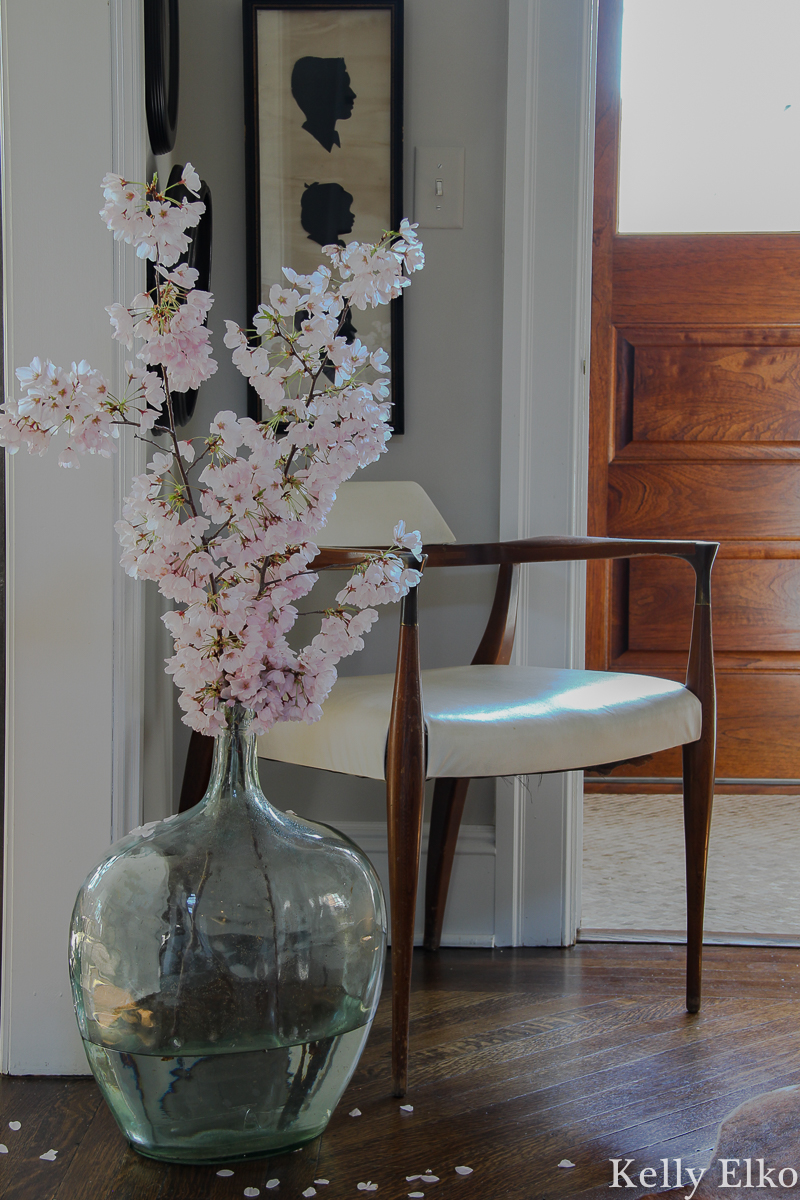 Love this eclectic foyer with a mix of old and new kellyelko.com #floweringbranches #silhouettes #midcenturydecor #eclecticdecor #vintagedecor #foyer 