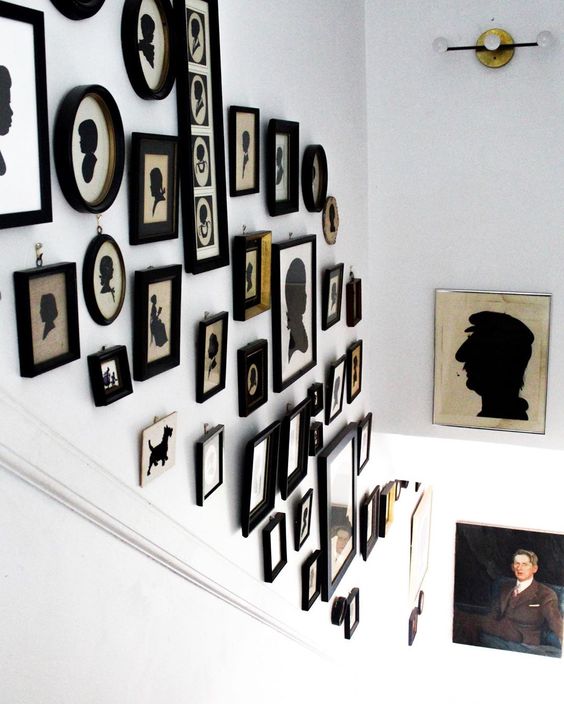 Love this vintage silhouette gallery wall on a staircase wall #silhouettes #vintagesilhouettes #vintageart #vintagedecor #collections #collector #collected #blackandwhite #farmhousedecor 