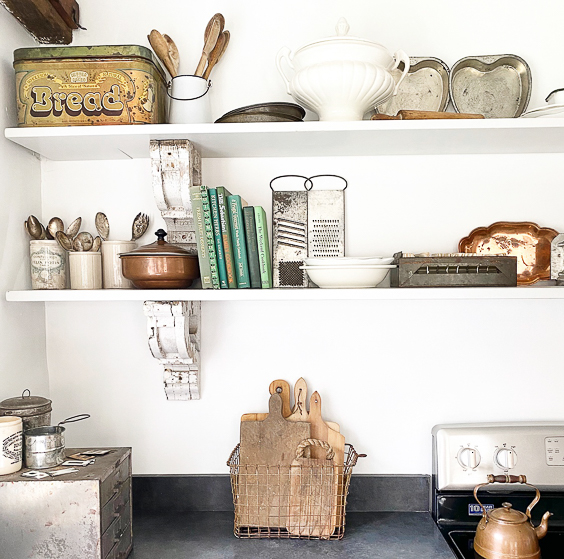 Open kitchen shelves are perfect for displaying vintage finds #openshelves #vintagedecor #collections #antiques #shelves #kitvhendecor #vintagekitchen 