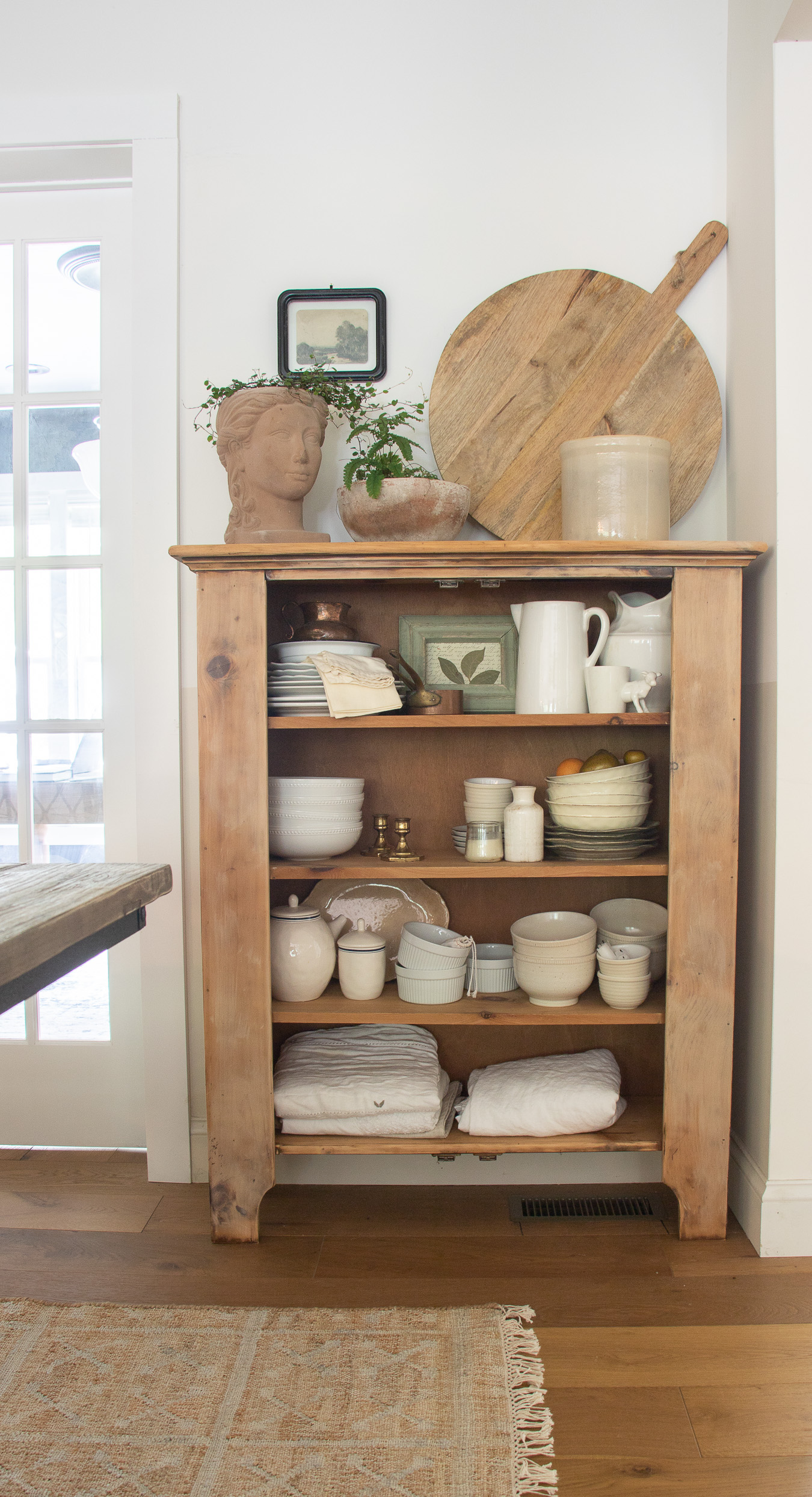 Beautiful display of vintage serving pieces and cutting boards #vintage #vintagedecor #farmhouse #farmhousedecor #neutraldecor #diningroomdecor 
