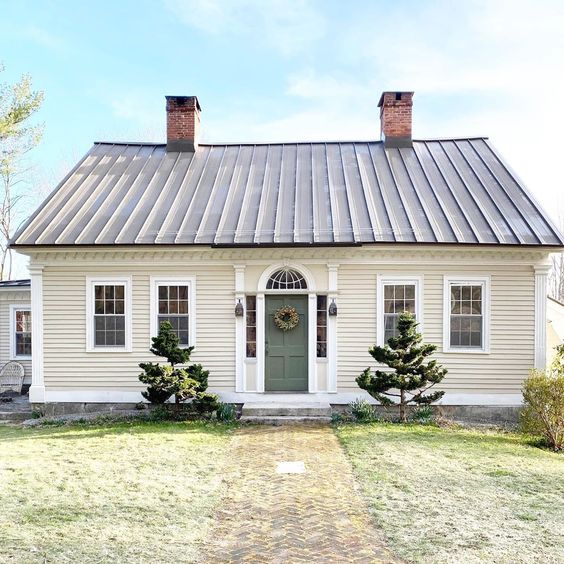 Antique 1800's Cape with metal roof and arched window over the boxwood green front door #cape #antiquehome #antiquehouse #oldhomes #oldhouse #metalroof #housetour #hometour 