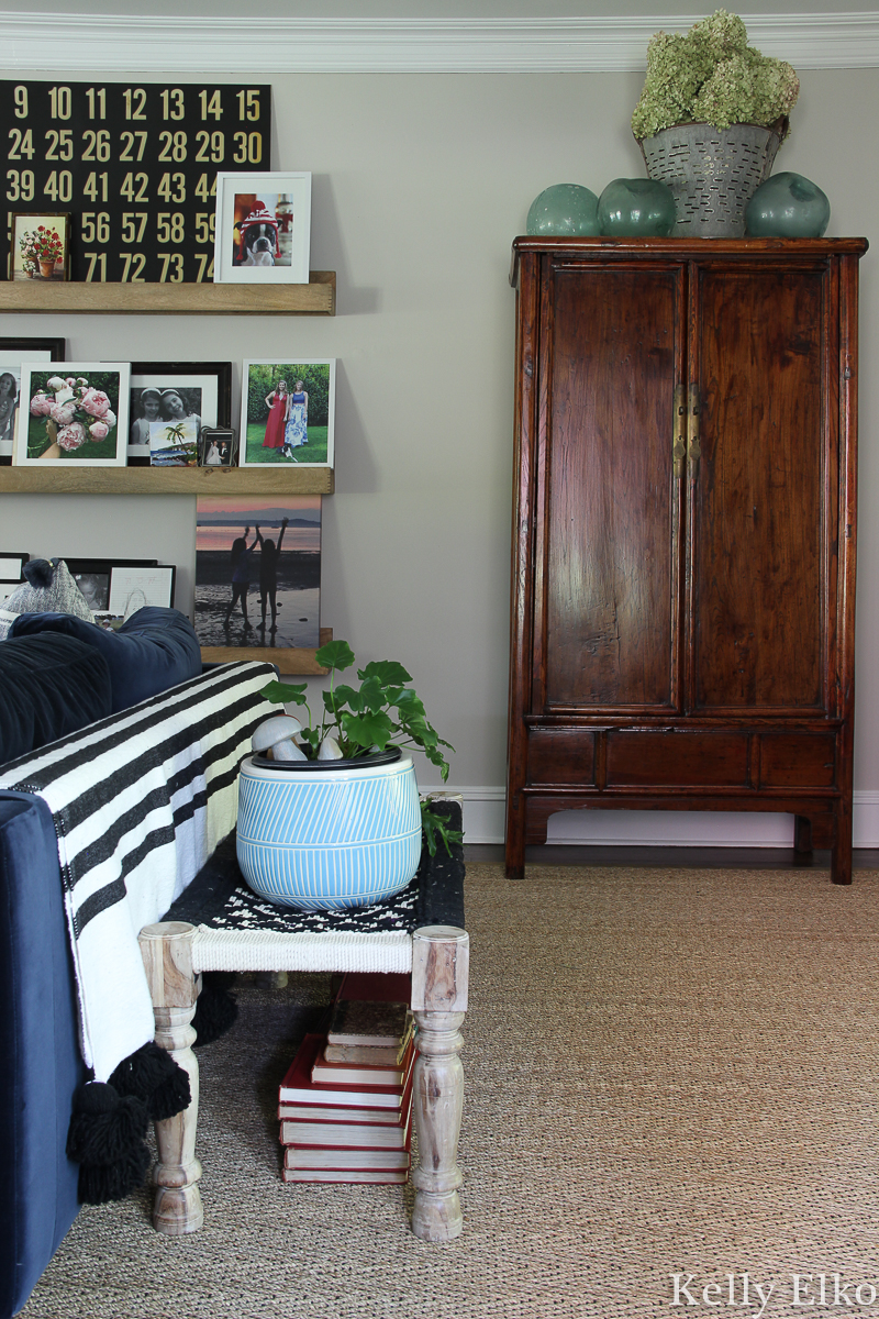 Eclectic living room filled with a mix of modern and vintage pieces kellyelko.com #modernvintage #eclecticdecor #bohodecor #vintagedecor #gallerywall #antiquedecor #livingroom 