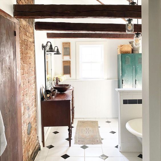 Love this farmhouse bathroom with exposed brick wall and wood beams #bathroom #farmhouse #farmhousebathroom #farmhousedecor #masterbathroom #eclecticbathroom #antiquebathroom 