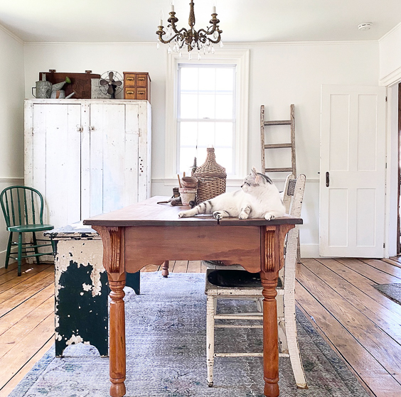 Love this neutral farmhouse dining room with mismatched chippy furniture and antique crystal chandelier #farmhouse #farmhousedecor #farmhousediningroom #diningroom #diningroomdecor #neutraldecor #fixerupperstyle #cottagestyle #vintage 