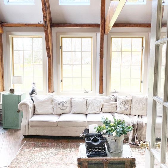 Love the wood beams in this farmhouse family room #woodbeams #familyroom #familyroomdecor #farmhouse #farmhousedecor #neutraldecor #cozydecor 
