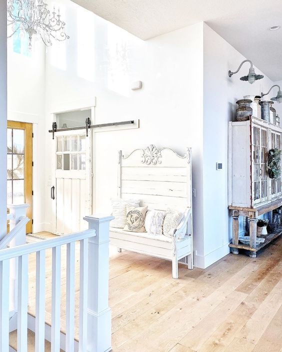 Love the rolling barn door in the entry of this farmhouse kellyelko.com #farmhouse #farmhousedecor #barndoor #rollingbarndoor #rusticdecor #fixerupperstyle #fixerupper #neutraldecor #vintagedecor 