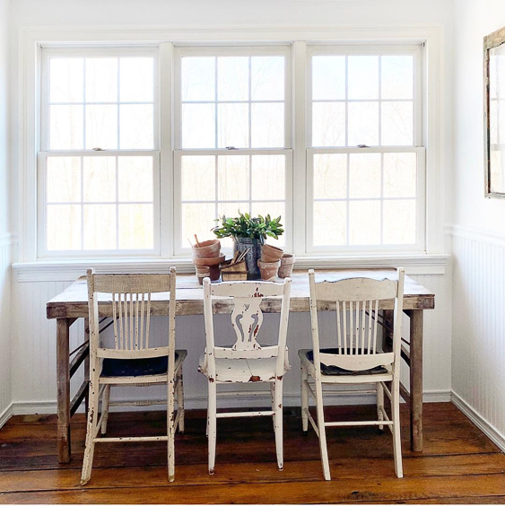 Charming farmhouse kitchen table and mismatched chairs #kitchentable #farmhousekitchen #farmhousestyle #fixerupperstyle #vintagedecor #farmhousedecor #antiquedecor #paintedfurniture #vintage