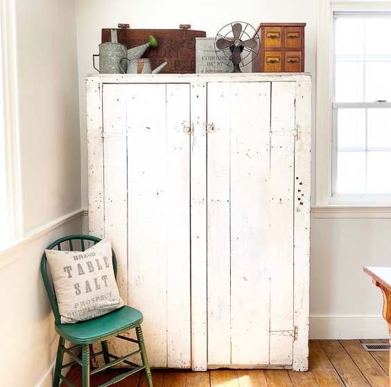 Beautiful chippy white cabinet #farmhouse #farmhousedecor #farmhousefurniture #shabbychic #vintagedecor #vintagefurniture #antiques #fixerupperstyle #diningroomdecor #farmhousediningroom