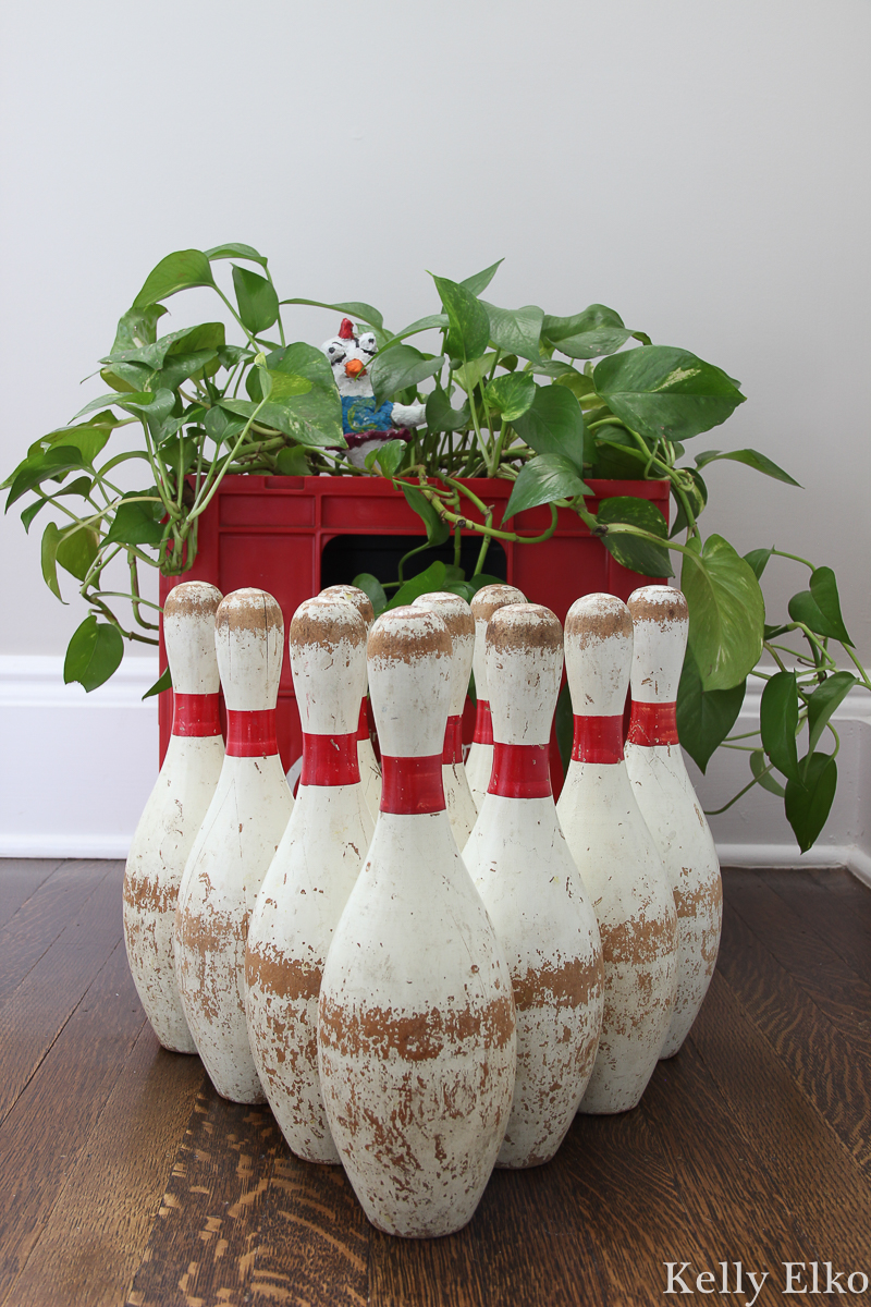 Love this vintage bowling pin set kellyelko.com #vintage #vintagedecor #vintagecollection #collection #plants #houseplants #farmhousedecor #farmhousestyle #eclecticdecor