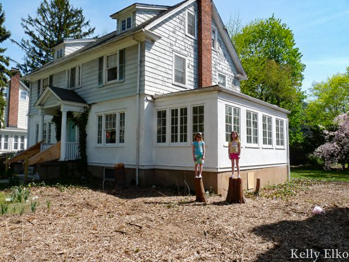 Before old home renovation - wait until you see the stunning after kellyelko.com #oldhome #oldhouse #homereno #housereno #renovation #farmhouse #houseexterior #housebefore #fixerupper