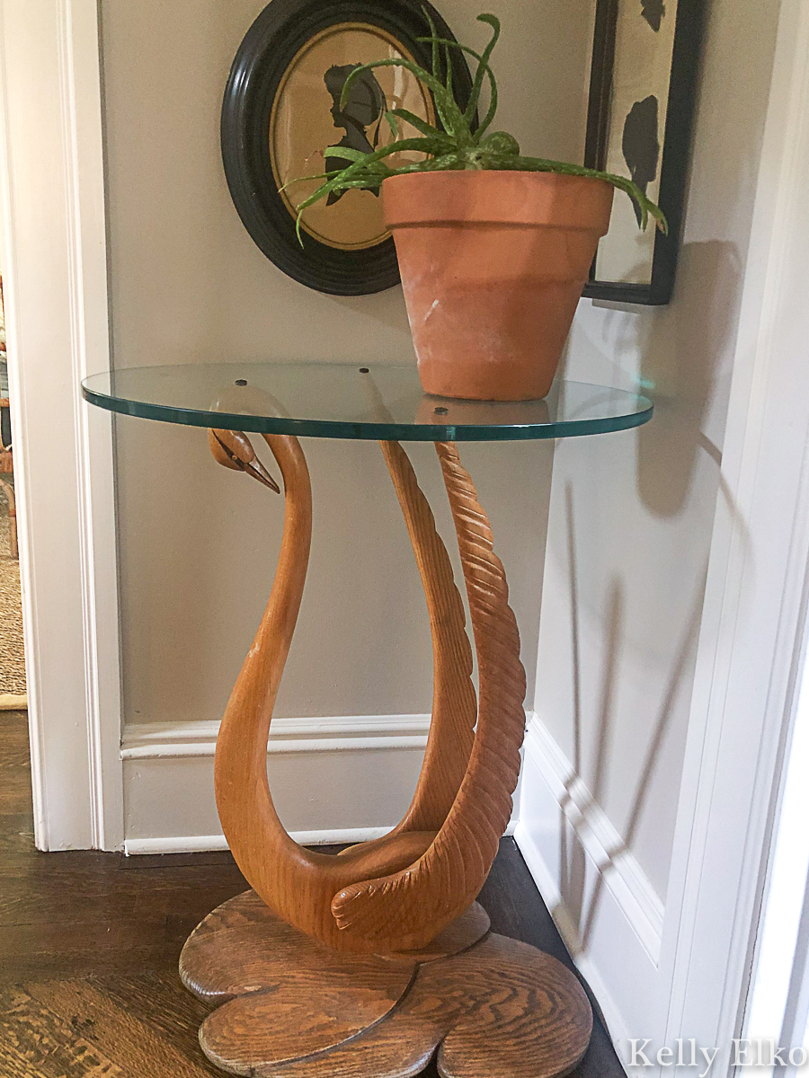 I love this unique vintage carved wood swan table kellyelko.com #swantable #swan #vintagedecor #vintagefurniture #midcenturyfurniture #foyerdecor #thrifting