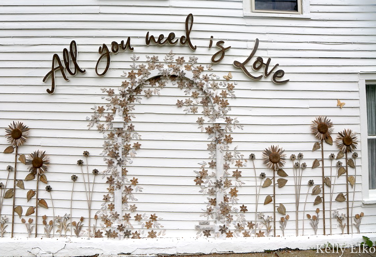 White Flower Farmhouse has the cutest wood floral art installation kellyelko.com #whiteflowerfarmhouse #artinstallation #farmhousedecor #outdoordecor #farmhousestyle 