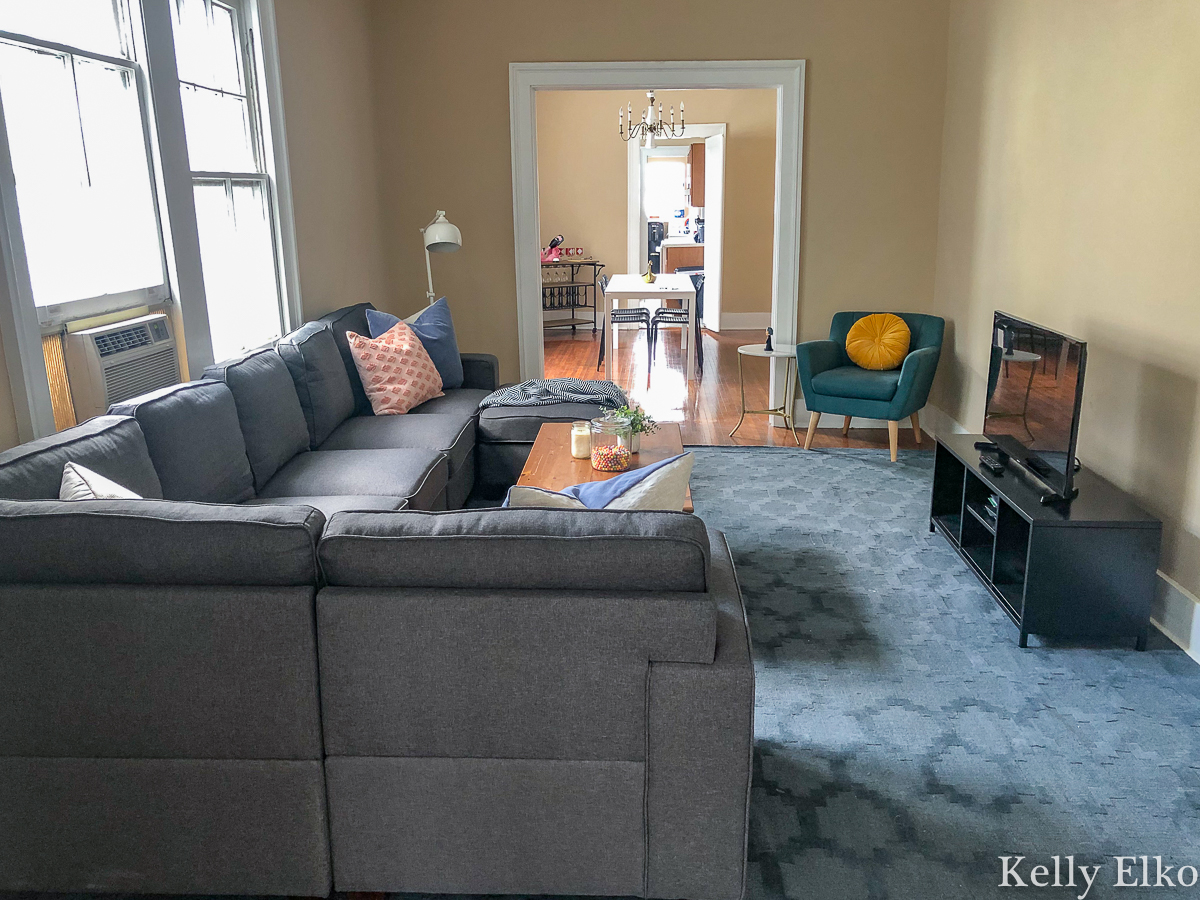 This modular sectional sofa is perfect for an apartment because it comes in 7 separate pieces and can be configured in lots of ways kellyelko.com #sectional #sectionalsofa #modularsofa #apartmentdecor #apartmentfurniture #thrifteddecor #thriftstoredecor #budgetdecor 