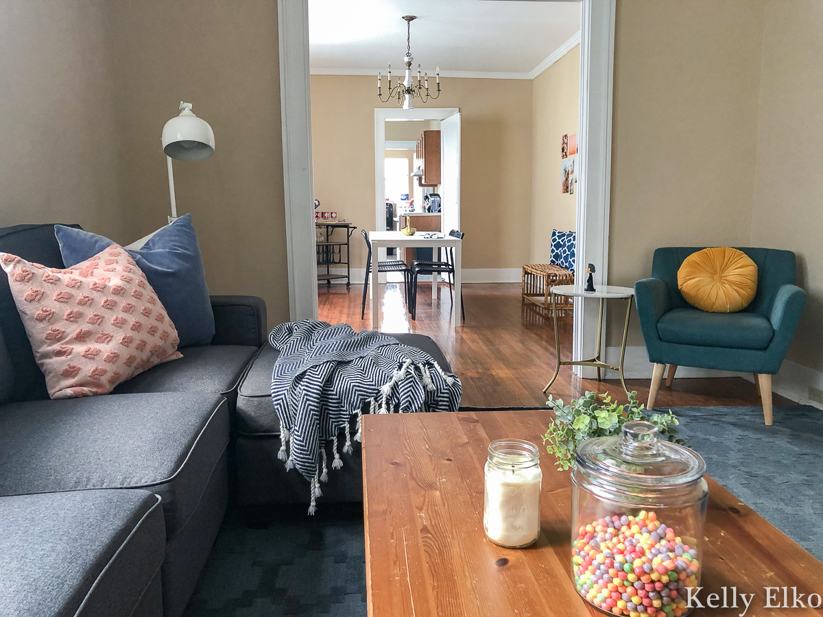 Love this eclectic apartment filled with thrifted and new finds kellyelko.com #cozy #apartmentdecor #apartmentfurniture #collegedecor #eclecticdecor #vintagemodern #collegelife #thrifted #thriftydecor