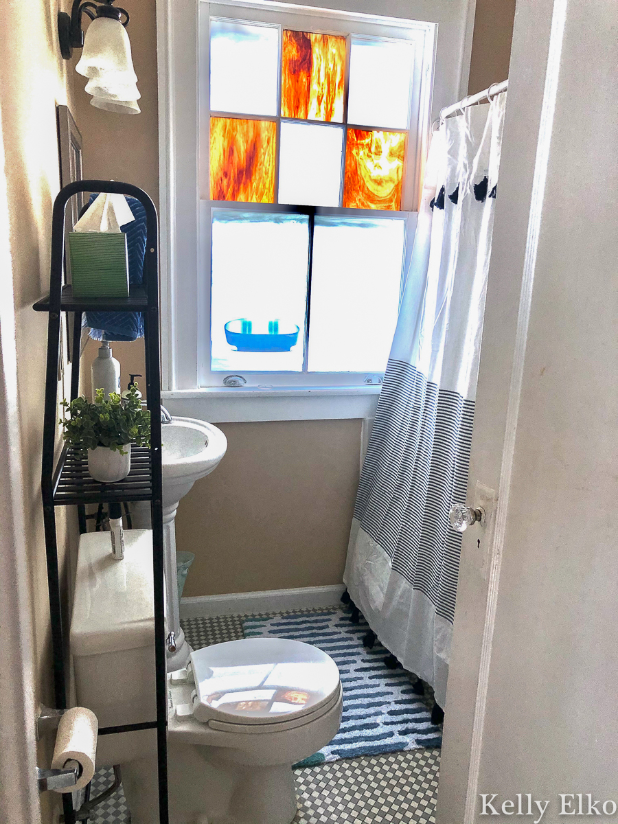 This tiny bathroom got a facelift with colorful accessories and more storage kellyelko.com #bathroom #smallbathroom #bathroomorganization #apartmentdecor 