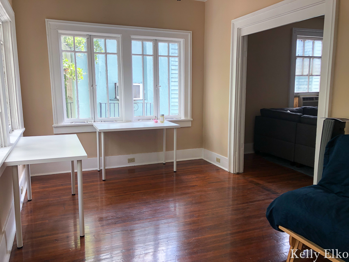 Simple and inexpensive white desks are perfect for a home office kellyelko.com #ikea #homeoffice #affordablefurniture #apartmentfurniture 